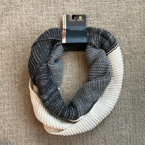 Apana paiani scarf NWT , knit, grey colored